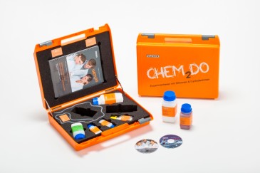 Der WACKER-Schulversuchskoffer enthält acht Experimente zu Siliconen und Cyclodextrinen sowie eine Lehrerhandreichung mit CDs.